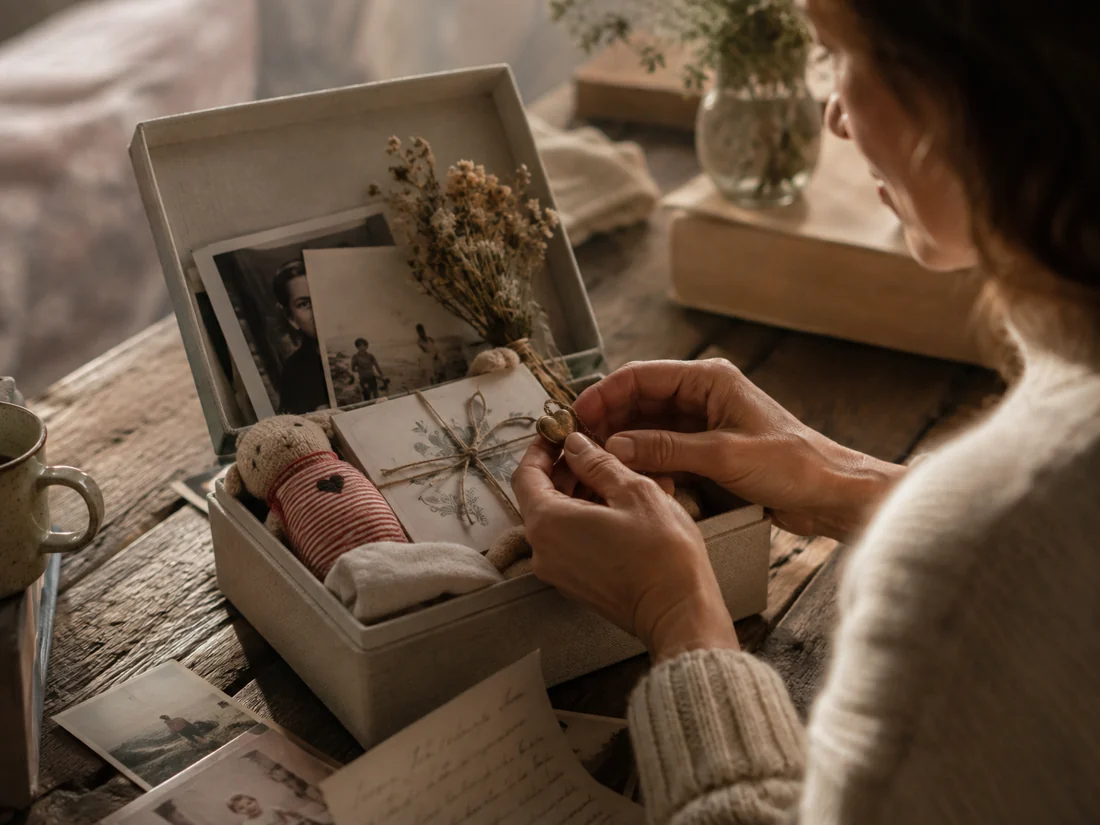Une boîte de souvenirs ouverte avec lettres et objets précieux